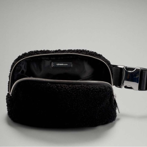 Lululemon Black Sherpa Belt Bag - Picture 2 of 16